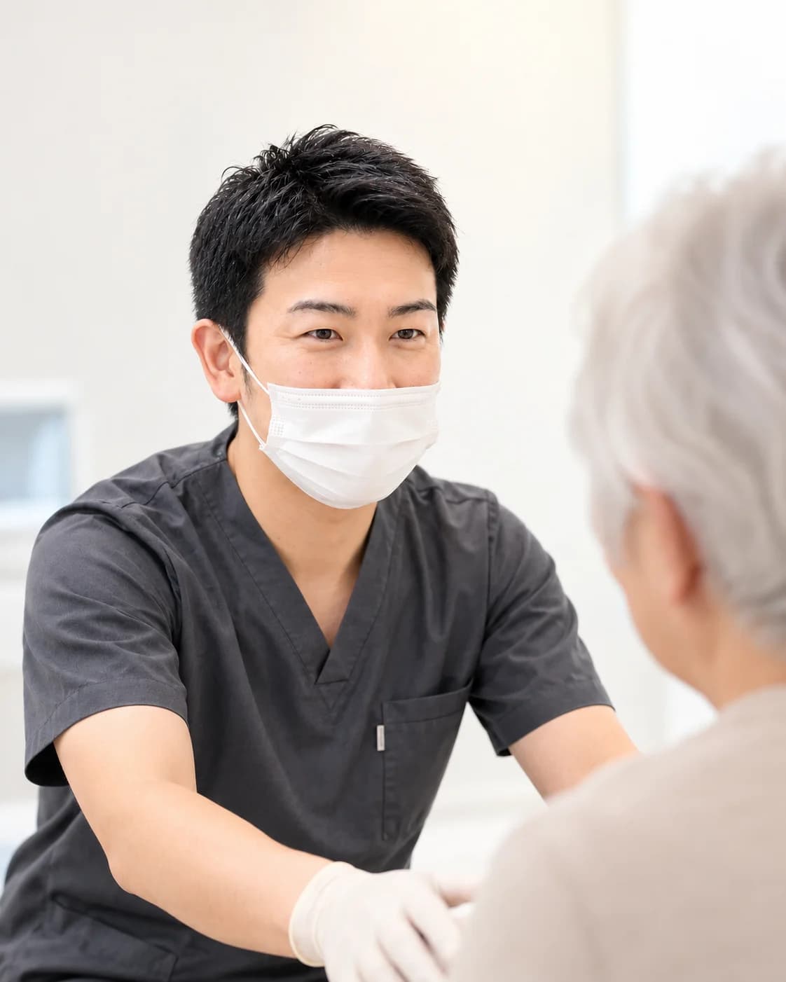 高齢の患者に向き合う歯科医師